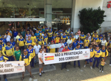 Trabalhadores dos Correios caminham em Natal durante o terceiro dia de greve