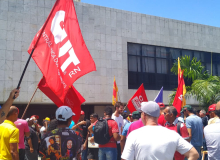 Trabalhadores protestam em frente à AL, Rogério Marinho não é homenageado